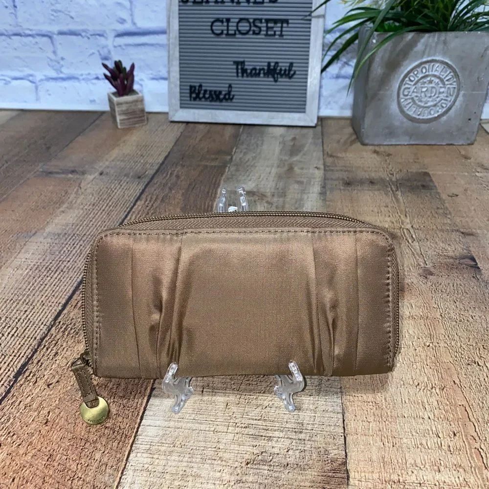 Travelon Women's RFID Blocking Single Zip Wallet
Tan/Brown